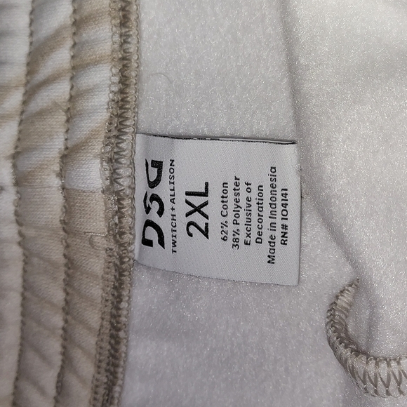 DSG X TWITCH + ALLISON Women's Long Fleece Shorts white and tan color - Picture 8 of 9